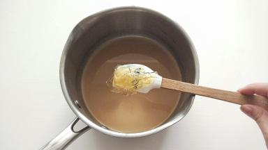 吉利丁片泡至软化后，挤干水分，放咖啡奶液中，搅拌至融化，（奶液的温度不宜太高）