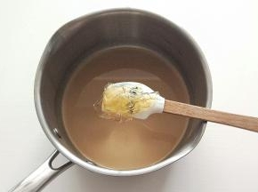吉利丁片泡至软化后，挤干水分，放咖啡奶液中，搅拌至融化，（奶液的温度不宜太高）