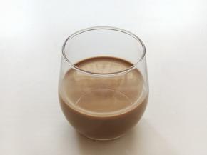 放室温冷却后放玻璃杯中，盖保鲜膜，放冰箱冷藏4-5个小时，冷藏至凝固就可以