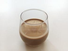 放室温冷却后放玻璃杯中，盖保鲜膜，放冰箱冷藏4-5个小时，冷藏至凝固就可以
