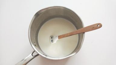 牛奶+淡奶油+糖+香草精，小火加热至糖融化