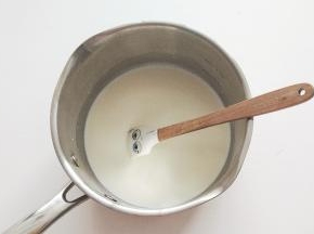 牛奶+淡奶油+糖+香草精，小火加热至糖融化