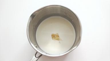 然后加入泡软的吉利丁片，搅拌至融化