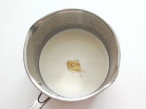 然后加入泡软的吉利丁片，搅拌至融化