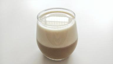 冷却后倒入咖啡味布丁上面，盖保鲜膜，放冰箱冷藏至凝固