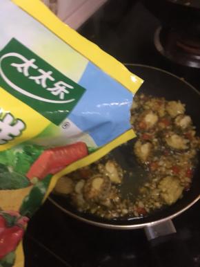 加入适量的鸡精翻炒均匀。