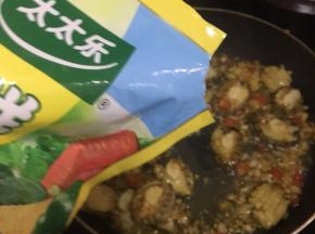 加入适量的鸡精翻炒均匀。