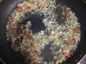 锅烧热倒入适量的油，放入蒜末，姜末，红尖椒圈儿爆香。