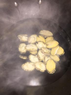 水烧开，放入处理好的鲍鱼焯水2分钟左右捞出沥干水分备用。