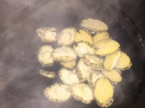 水烧开，放入处理好的鲍鱼焯水2分钟左右捞出沥干水分备用。