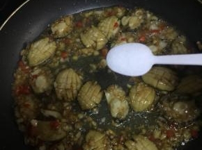 加入少许的盐调味。