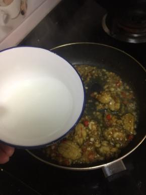 起锅前加入适量的水淀粉勾芡。