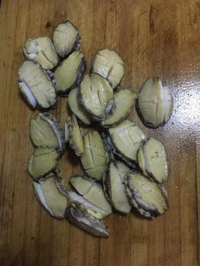 把鲍鱼横竖改成十字花刀。