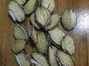 把鲍鱼横竖改成十字花刀。