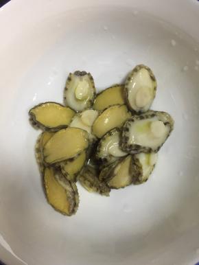 依次把所有的鲍鱼处理干净。