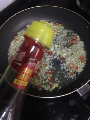 加入两勺味极鲜酱油。