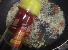 加入两勺味极鲜酱油。