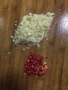 蒜瓣剁成蒜末，生姜切成末，红尖椒切成圈儿备用。