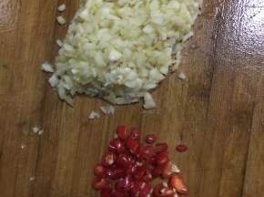 蒜瓣剁成蒜末，生姜切成末，红尖椒切成圈儿备用。