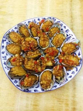 做好的鲍鱼摆在鲍鱼壳中即可食用。