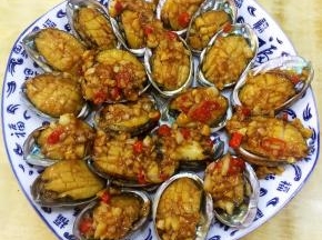 做好的鲍鱼摆在鲍鱼壳中即可食用。