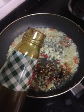 放入一勺蚝油翻炒均匀。