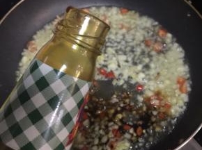 放入一勺蚝油翻炒均匀。