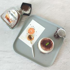 吃的时候可以在表面撒层可可粉，加个薄荷装饰。