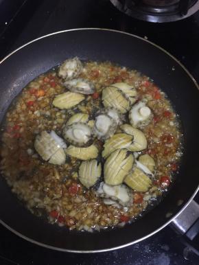 倒入鲍鱼翻炒片刻。