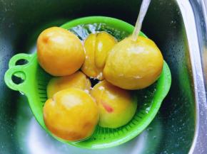 首先将黄桃洗干净！把桃毛毛搓干净！