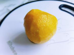 再将黄桃皮去掉！（我用的去皮工具，用刀削也可以）