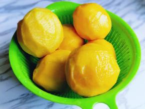 依次去皮的黄桃！