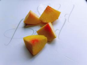 再将黄桃去核，切小块。