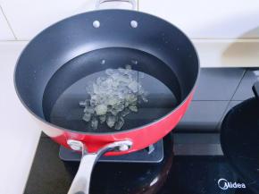 锅中加入水，加入冰糖，大火烧开，将冰糖煮融化！