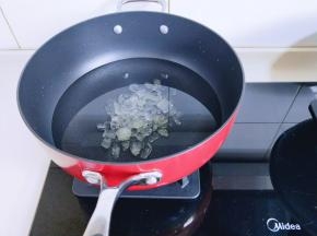 锅中加入水，加入冰糖，大火烧开，将冰糖煮融化！