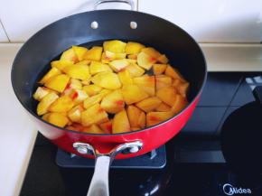 再加入切好的黄桃！