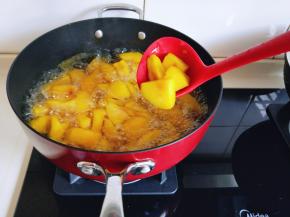 煮至黄桃微软即可关火。（煮罐头的时间也要根据你喜欢的口感，还要根据你的黄桃的成熟度，比如说你的黄桃是有点偏生，硬的一种那么可以稍微多煮一会儿）