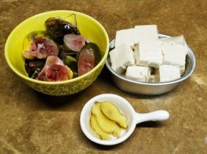 黄骨鱼处理干净斩段；豆腐切方块；姜切片