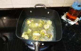 倒入适量水