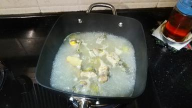 煮10分钟汤色变奶白色
