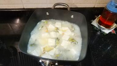 倒入豆腐加入鱼露继续煮15分钟（试味自行调整味道）