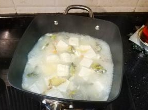 倒入豆腐加入鱼露继续煮15分钟（试味自行调整味道）