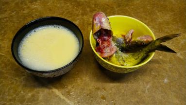 鸡蛋加入温水（1:2）打散备用