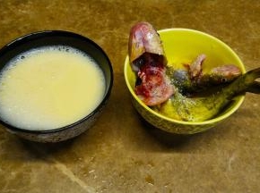 鸡蛋加入温水（1:2）打散备用