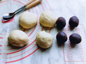 发酵好的面团从面包机取出，盖上保鲜膜排气10分钟，分割等份揉圆，排气，豆沙馅准备好。