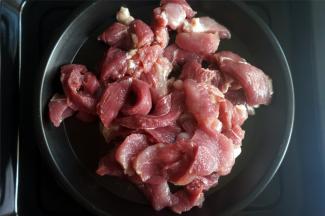 猪肉切成小块。如果能接受肥肉，建议买五花肉，做出来的火腿口感滑点。我不吃肥肉，用的是全瘦肉，口感粗糙点。