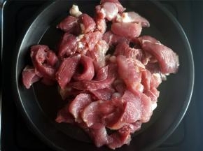 猪肉切成小块。如果能接受肥肉，建议买五花肉，做出来的火腿口感滑点。我不吃肥肉，用的是全瘦肉，口感粗糙点。