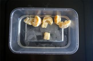 瑶柱提前用水泡湿，约半小时。