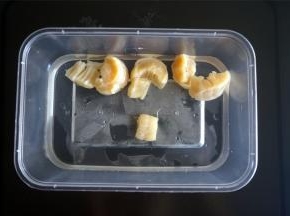 瑶柱提前用水泡湿，约半小时。