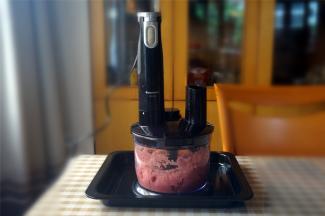 如果没有料理机，剁肉前记得先用沸水将砧板冲洗干净。有料理机最好，省力又卫生点。